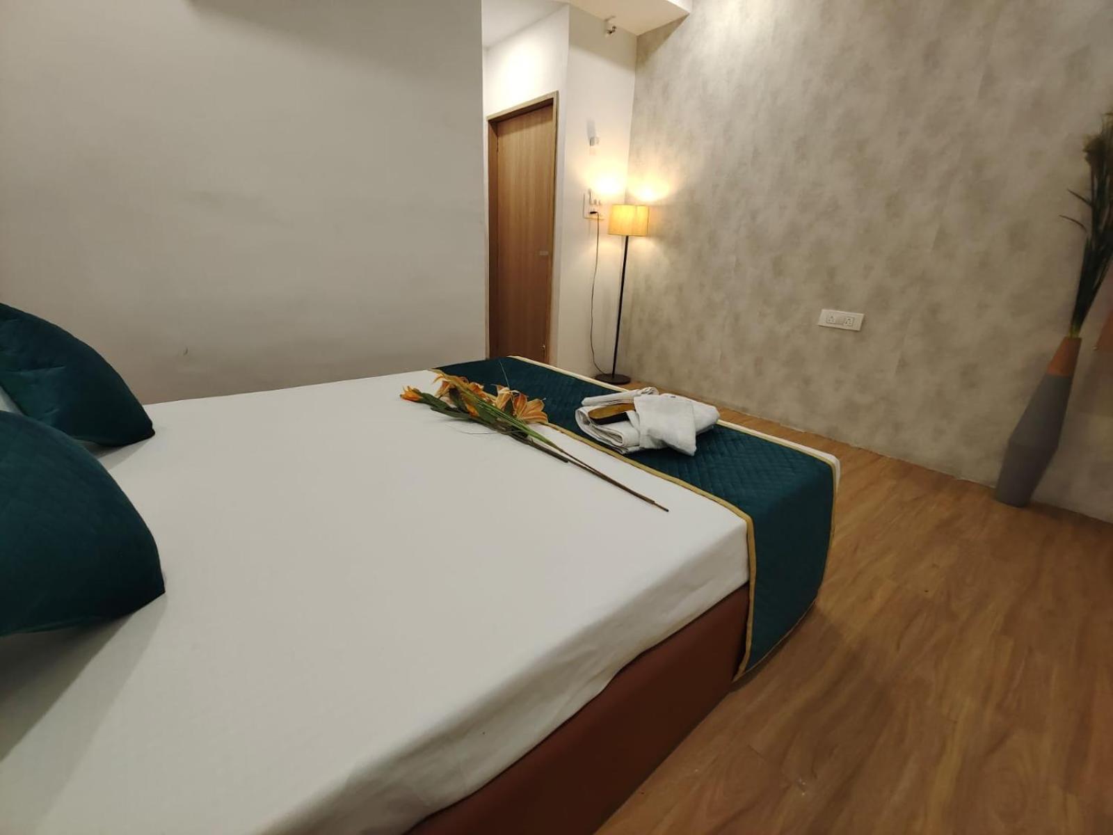 Hotel Prasang Surat Exterior photo