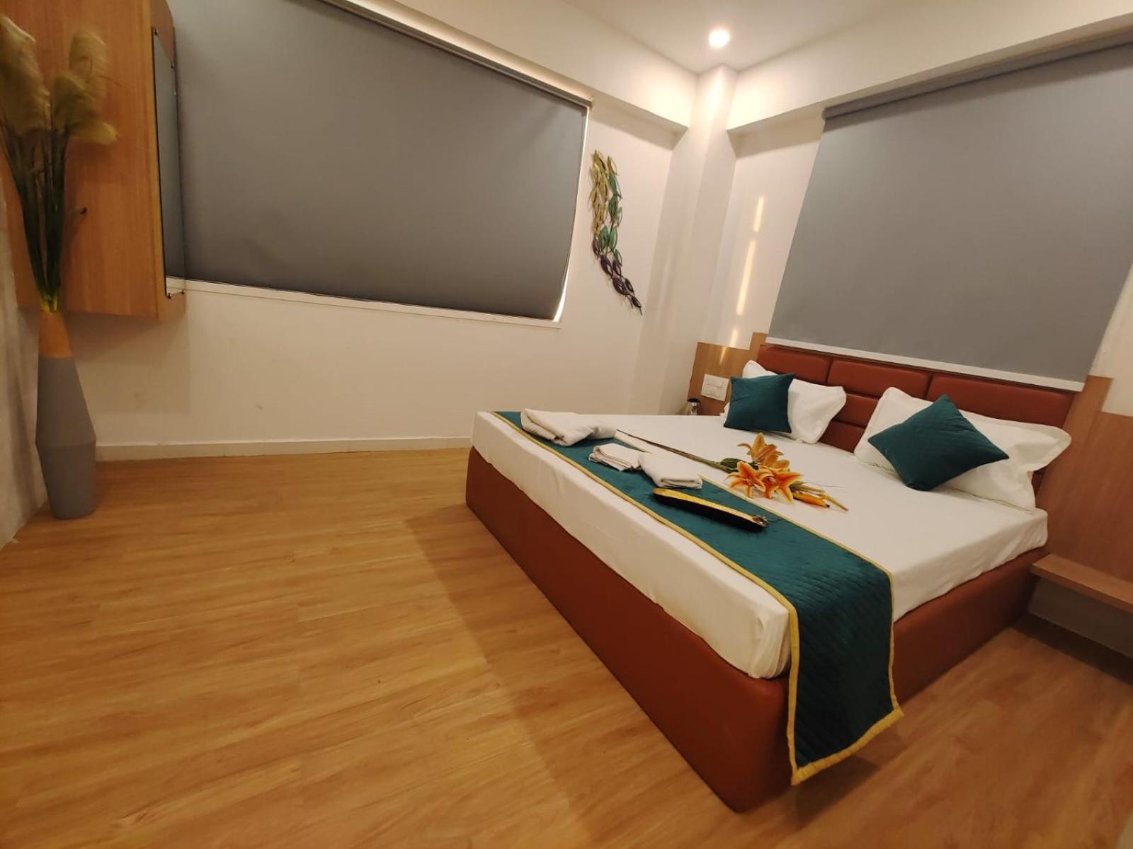 Hotel Prasang Surat Exterior photo